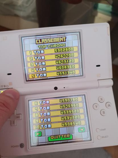 Le tableau des 10 meilleurs scores du jeu Zoo Keeper (mode Top Chrono) d'une de mes Nintendo DSi. On y voit neuf scores au delà de 4 millions... et le 1er score à 5 302 800 !