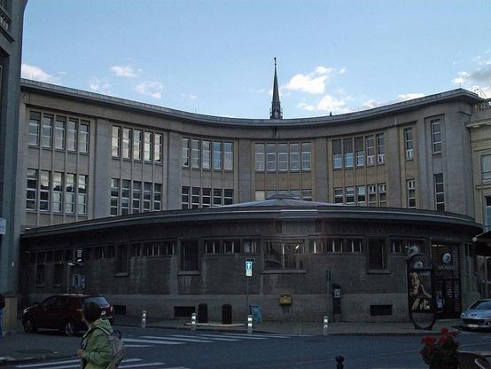 Hôtel des postes à #Reims (#Marne) Ce bâtiment utilise le béton armé, matériau nouveau particulièrement mis en valeur dans cette construction. La sobriété du traitement plastique de l'épiderme met en évidence l...
Suite 👉 https://monumentum.fr/monument-historique/pa00078794/reims-hotel-des-postes
#Patrimoine #MonumentHistorique
Photo CC-BY-SA 4.0 : Gérald Garitan