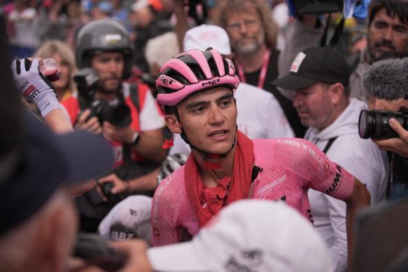 Le Mexicain Isaac del Toro (UAE Team Emirates-XRG) à l'arrivée de la 20e étape du Tour d'Italie. - Crédit : RCS Sport/La Presse/Marco Alpozzi