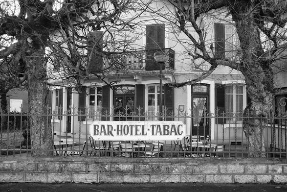 La façade du café de la gare avec une cours sous les marronniers