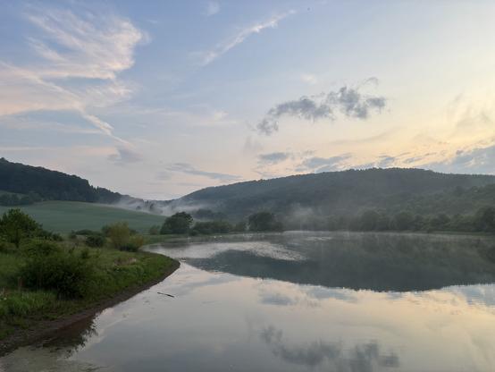 Blick auf See und Hügel