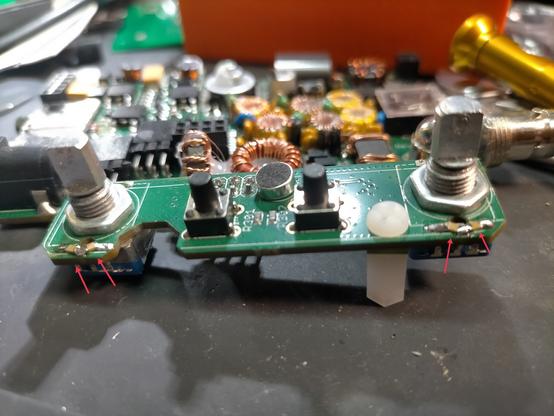 a QMX board 2 buttons 2 encoder. 4 arrow to see 4x 10nF SMD