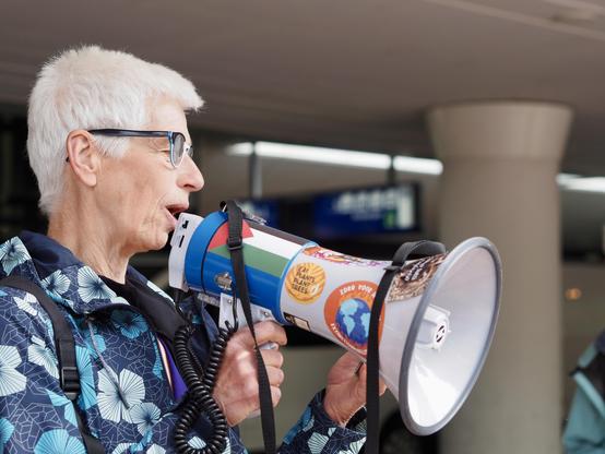 Een rebel houdt een megafoon voor de mond tijdens het speechen