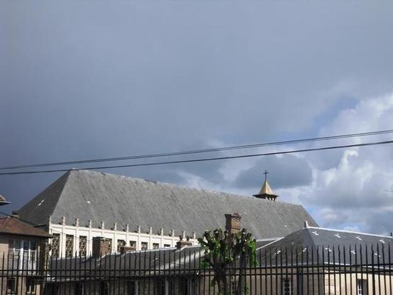 Chapelle du collège Saint-Charles à #AthisMons (#Essonne) Le collège Saint-Charles de Juvisy, bombardé en 1944, est transféré dans le château d'Athis-Mons. Entre 1950 et 1953, l'architecte Jean Kindermans y ajo...
Suite 👉 https://monumentum.fr/architecture-contemporaine-remarquable/acr0000648/athis-mons-chapelle-du-college-saint-charles
#Patrimoine #ArchitectureContemporaine
Photo CC-BY-SA 4.0 : Cyrilb1881