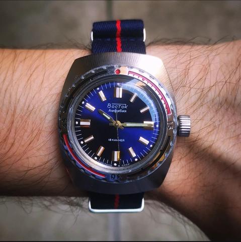 l'orologio descritto nel toot, fotografato in primo piano al polso. il quadrante è blu.