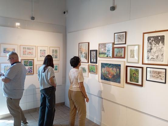 Pres de l'arbre 
Exposition