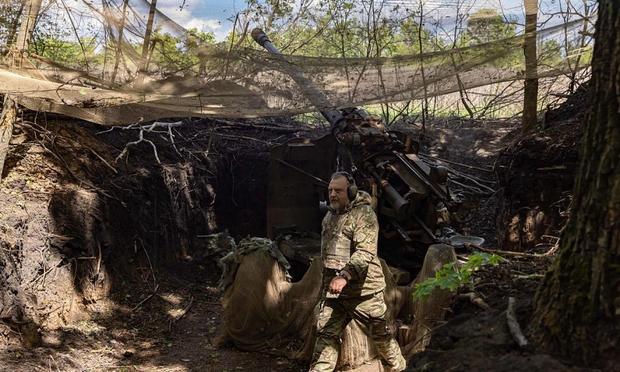 Un militar ucraniano de la 127.ª Brigada de Defensa Territorial se prepara para disparar un cañón KS-19 de 100 mm contra posiciones rusas cerca de Járkov, Ucrania. (Yevhen Titov/NurPhoto via Getty Images)