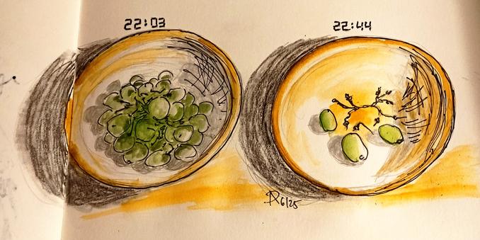 Colorierte Skizze einer Obstschale zu zwei Uhrzeiten: links die Schale voller Weintrauben um 22:03 und rechts die gleiche Schale mit nun nur noch drei Weintrauben und ein paar leeren Stielen um 22:44.