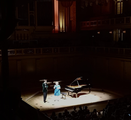 Auf der Bühne des Konzerthauses steht ein Flügel, daneben der Pianist und die Dame, die die Laudation hält und den Preis überreicht. (weiß leider ihren Namen nicht...)