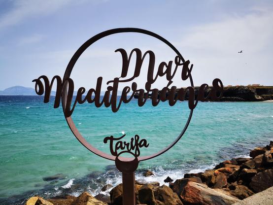 Isla de Tarifa, Wegpunkt an dem Mittelmeer und Atlantik zusammentreffen. Das Bild zeigt ein Metallsymbol für das Mittelmeer