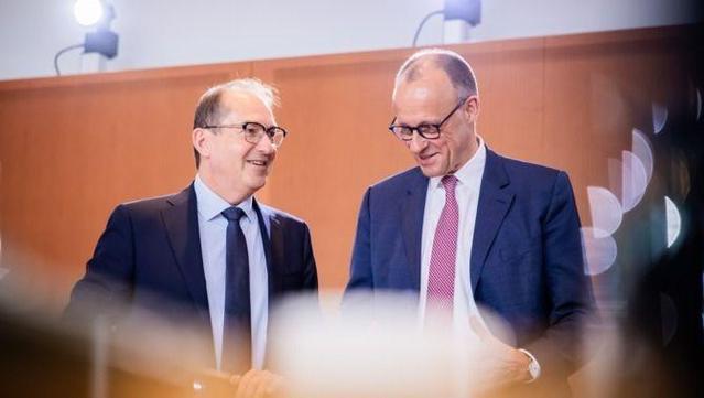 El ministre de l'Interior, Alexander Dobrindt, i el canceller, Friedrich Merz, durant una reunió del govern alemany (EFE/Christoph Soeder)