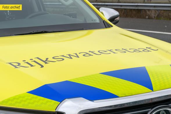 Archieffoto van de motorkap van de wagen van een weginspecteur
