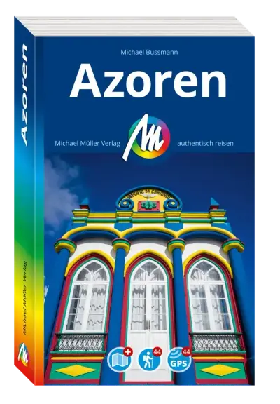 Titelbild des Reiseführers Azoren, unten ein recht bunt angestrichenes altes Haus.