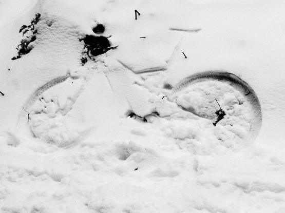 Der Abdruck eines Fahrrads im Schnee.