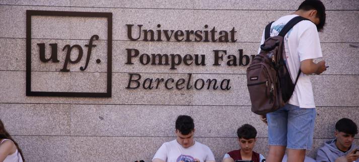 Estudiantes sentados en la puerta de la Universitat Pompeu Fabra de Barcelona durante la Selectividad. / Europa Press News