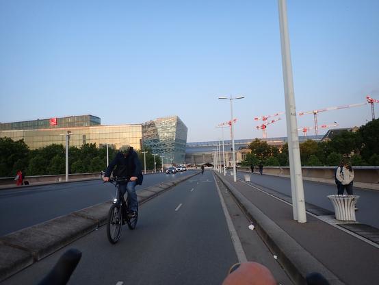 Cyclistes sur le pont Charles de Gaulle