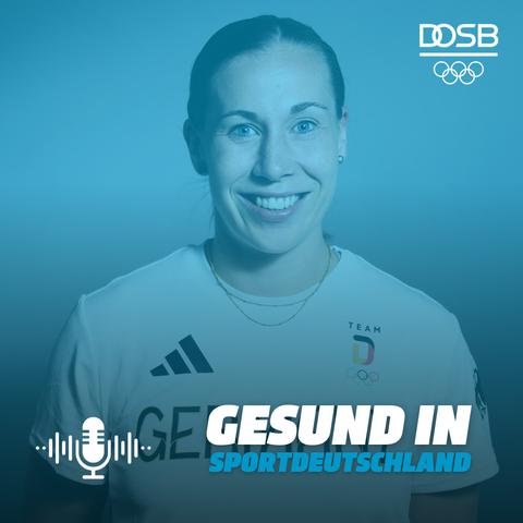 Das Podcastcover von "Gesund in Sportdeutschland" zeigt Olympia-Goldmedaillengewinnerin und 3x3-Basketballspielerin Svenja Brunckhorst, deren Portraitfoto von einem Blaufilter überlegt ist. In der oben rechten Ecke ist das Logo des Deutschen Olympischen Sportbundes mit den Olympischen Ringen gezeigt, links unten ein stilisiertes Mikrofon, das Audiowellen aussendet.