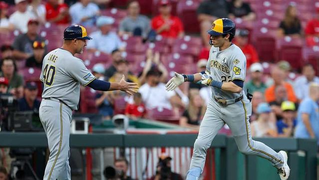 Yelich’s homer powers Brewers to win over Reds for eighth straight victory