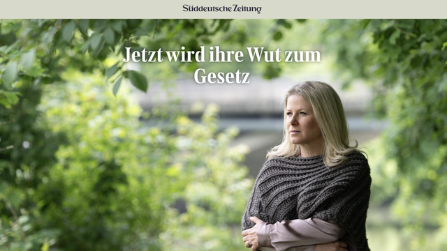 Titelbild der Süddeutschen Zeitung mit der Überschrift: „Jetzt wird ihre Wut zum Gesetz“. Im Vordergrund steht eine blonde Frau mit ernstem Blick, in dunklem Strickponcho und hellbluser Bluse, die Arme verschränkt. Im Hintergrund unscharf ein Fluss und grüne Bäume.