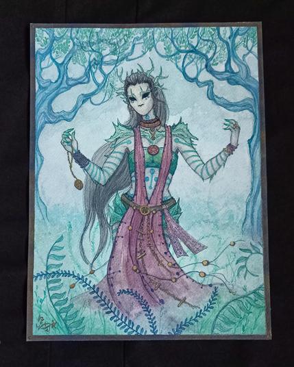 Peinture à l'aquarelle représentant une Nhiir qui occupe la fonction d’oracle au service d'un dieu de la nature. Son apparence éthérée se fond dans un décor végétal luxuriant aux tons bleus et verts. Elle tient délicatement un objet sacré, son regard évoquant une sagesse ancienne et un lien profond avec le monde naturel; son corps est couvert de tatouages.