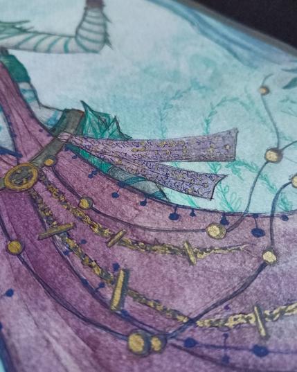 Peinture à l'aquarelle représentant une Nhiir qui occupe la fonction d’oracle au service d'un dieu de la nature. Son apparence éthérée se fond dans un décor végétal luxuriant aux tons bleus et verts. Elle tient délicatement un objet sacré, son regard évoquant une sagesse ancienne et un lien profond avec le monde naturel; son corps est couvert de tatouages.