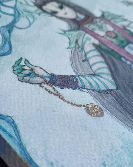 Peinture à l'aquarelle représentant une Nhiir qui occupe la fonction d’oracle au service d'un dieu de la nature. Son apparence éthérée se fond dans un décor végétal luxuriant aux tons bleus et verts. Elle tient délicatement un objet sacré, son regard évoquant une sagesse ancienne et un lien profond avec le monde naturel; son corps est couvert de tatouages.