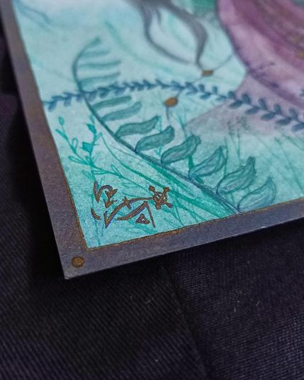 Peinture à l'aquarelle représentant une Nhiir qui occupe la fonction d’oracle au service d'un dieu de la nature. Son apparence éthérée se fond dans un décor végétal luxuriant aux tons bleus et verts. Elle tient délicatement un objet sacré, son regard évoquant une sagesse ancienne et un lien profond avec le monde naturel; son corps est couvert de tatouages.