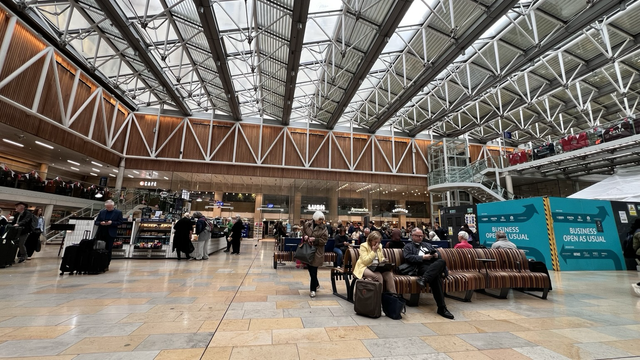 Wartebreich im Bahnhof Paddington, gross hell und freundlich und viele Sitzgelegenheiten