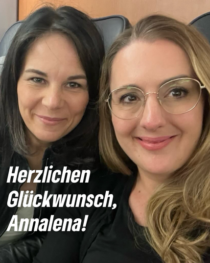 Selfie von Annalena Baerbock und Katharina Dröge in einem Zug der Deutschen Bahn, darauf der Text: Herzlichen Glückwunsch, Annalena!