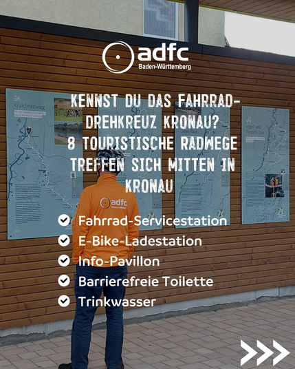 Radfahrer steht am Fahrraddrehkreuz Kronau vor Schautafeln