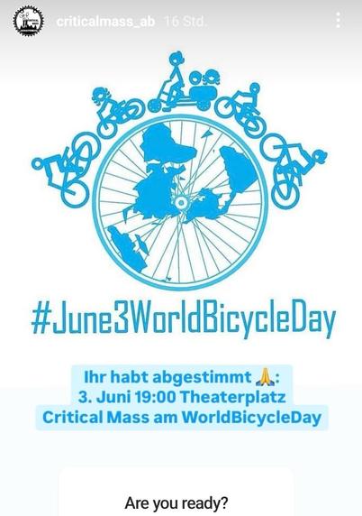 Eine blaue Grafik mit einem Fahrradrad mit verschiedenen Radfahrern und einer Weltkarte im Inneren. Es fördert eine Veranstaltung zum Weltfahrradtag am 3. Juni auf dem Theaterplatz und fördert die Teilnahme an der Veranstaltung Critical Mass. Der Text enthält Hashtags und einen Aufruf an