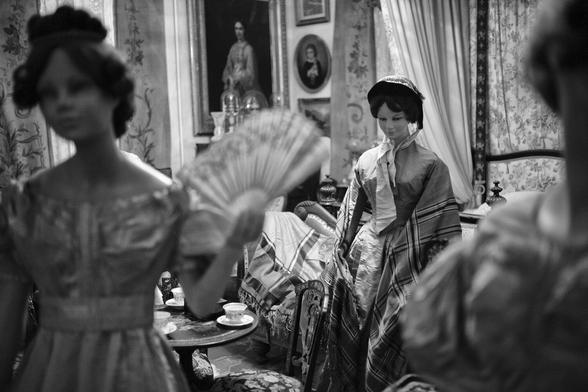 Mannequins anciens représentant parfois des vedettes de l'époque.