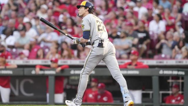Christian Yelich's homer powers Brewers to 8th straight win, beating Reds 3-2