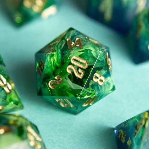 Dieser D20 zeigt ein sattes grün mit vielen opaken swirls.

Die Zahlen sind mit gold angemalt.