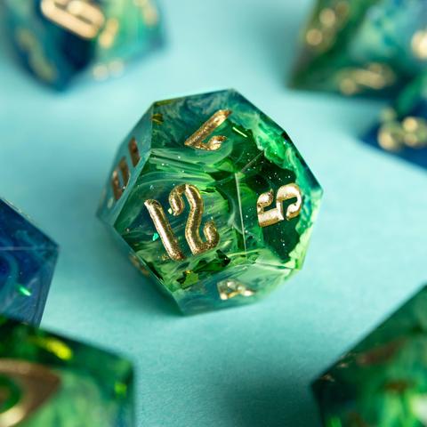 Dieser D10 zeigt ein sattes grün mit vielen opaken swirls.

Die Zahlen sind mit gold angemalt.