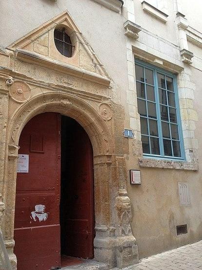 Hôtel Viart à #Blois (#LoirEtCher) La façade sur rue est intéressante par son portail, dont les piédroits, l'archivolte en plein cintre, les pilastres latéraux et la frise de l'entablement, sont ornés d'arabesq...
Suite 👉 https://monumentum.fr/monument-historique/pa00098359/blois-hotel-viart
#Patrimoine #MonumentHistorique
Photo CC-BY-SA 4.0 : PaulGat