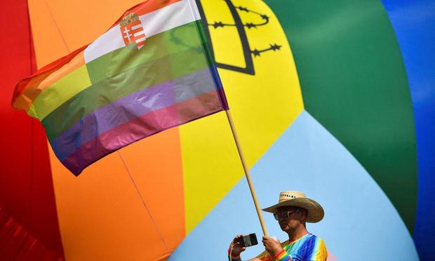 Un participante en la Marcha del Orgullo de Budapest (Hungría), el 23 de julio de 2022. (Marton Monus / Reuters)