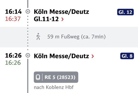 Fahrplanaushang mit Fahrplänen für den Bahnhof Köln Messe/Deutz. Sie enthält Abfahrtszeiten, Bahnsteignummern (Gleise 11-12 und 8) und Informationen zur Entfernung zum nächsten Bahnsteig.