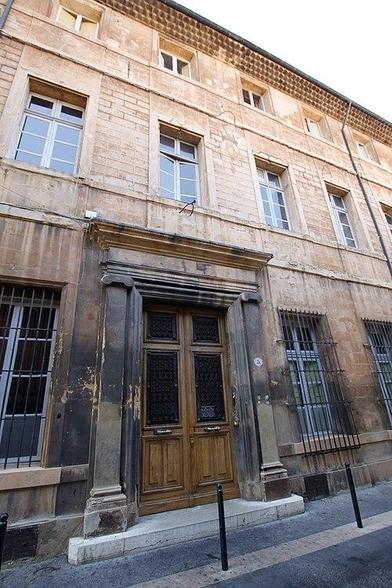 Hôtel des Cariolis à #AixenProvence (#BouchesDuRhône) Construction XVIIIe siècle. La décoration du salon du 18s : inscription par arrêté du 10 avril 1929.
Suite 👉 https://monumentum.fr/monument-historique/pa00081027/aix-en-provence-hotel-des-cariolis
#Patrimoine #MonumentHistorique
Photo CC-BY-SA 4.0 : Lsmpascal