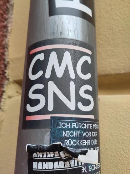 Laternpfahl mit Aufkleber: CMC SNS im RUN DMC Logo style aber mit entsprechendem font.