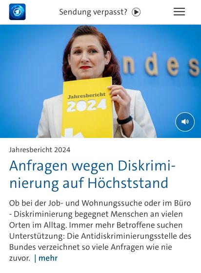 Das Bild zeigt eine Frau in einem weißen Blazer, die den „Jahresbericht 2024“ der Antidiskriminierungsstelle des Bundes hochhält. Der Bericht ist leuchtend gelb und steht symbolisch für den dringenden Appell zur gesellschaftlichen Aufmerksamkeit. Der Hintergrund ist in Blau gehalten, mit unscharfer Schrift, die vermutlich „Bundesregierung“ andeutet. Ihr Gesichtsausdruck wirkt ernst und gleichzeitig entschlossen – als wolle sie den Ernst der Lage betonen: Diskriminierung hat in Deutschland einen neuen Höchststand erreicht. Das Bild stellt visuell den Kontrast zwischen staatlicher Dokumentation und gesellschaftlichem Versagen dar.

📸 Image Description (English):
The image shows a woman in a white blazer holding up the “Annual Report 2024” from the Federal Anti-Discrimination Agency. The bright yellow cover of the report stands out against the blue background, which appears to belong to a federal press conference setting. Her facial expression is serious and determined, underscoring the urgency of the topic: discrimination in Germany has reached a record high. The visual captures the tension between governmental awareness and societal failure to uphold tolerance and respect.🖖