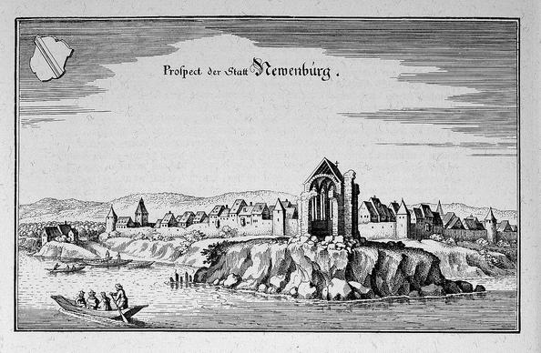 Schwarzweiß-Abbildung: Kupferstich der Stadt Neuenburg mit dem zerstörten Münster über dem Rhein im Vordergrund.