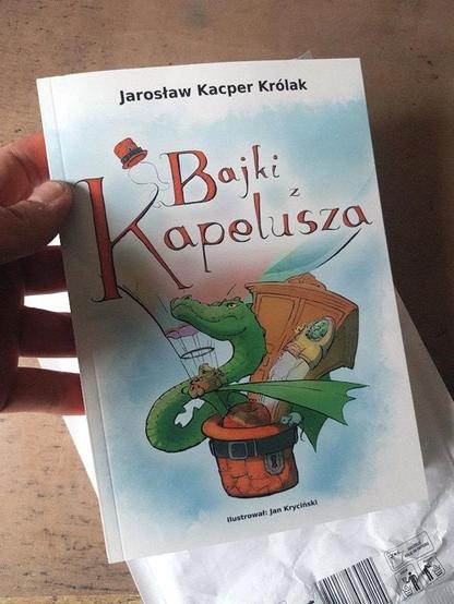 zdjęcie książeczki pod tytułem Bajki z Kapelusza - na okładce nazwisko autora, oraz moje czyli ilustratora