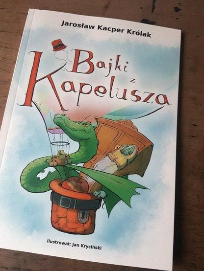 zdjęcie książeczki pod tytułem Bajki z Kapelusza - na okładce nazwisko autora, oraz moje czyli ilustratora
