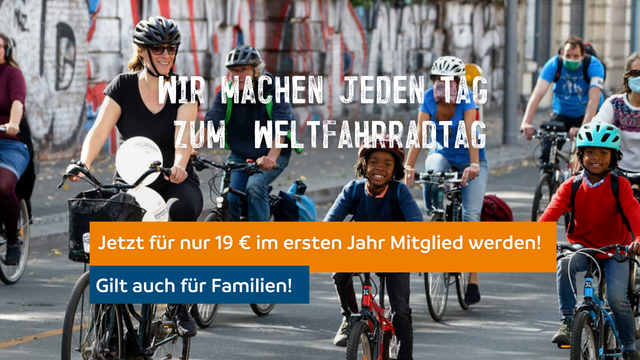 Mehrere glückliche Menschen auf Fahrrädern