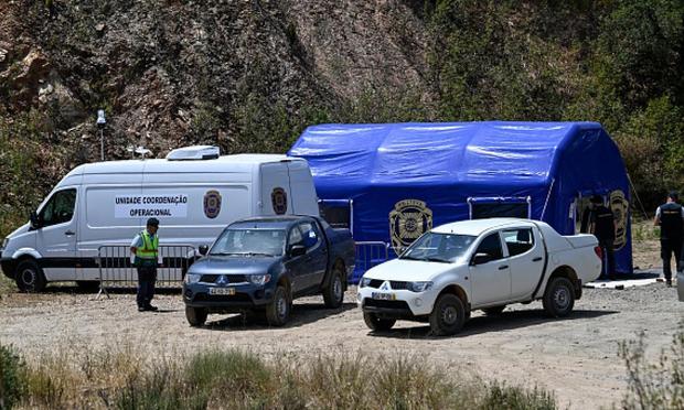 Miembros de la Policía Judicial portuguesa desmontan el campamento base al final de los tres días de búsqueda de los restos de Madeleine McCann en el embalse de Barragem do Arade el 25 de mayo de 2023 en Silves, Portugal. (Getty Images)