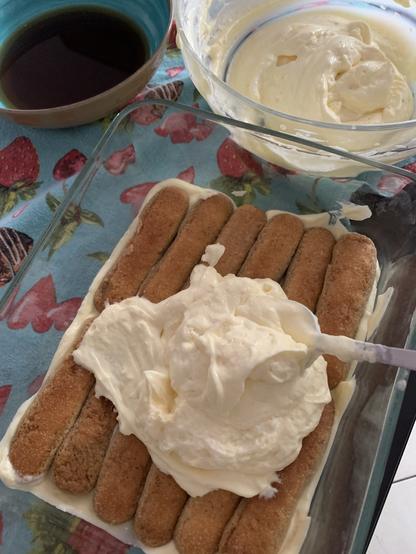 Teglia di tiramisù in preparazione