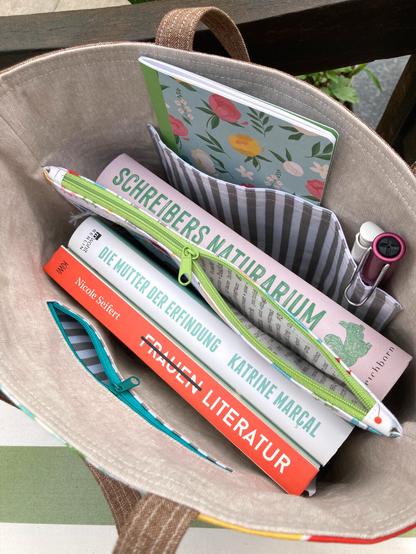 Innenleben der Cumbria Tote Bag mit Fächern und eingenähter Reißverschlusstasche - bestückt mit Büchern, Notizheft und Stiften