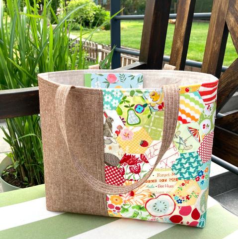 Cumbria Tote Bag - Kleine Tragetasche auf einer Gartenbank im Grünen