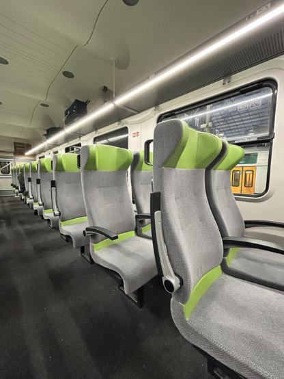 Foto aus dem Innenraum eines Flixtrain, keine Passagiere zu sehen. Das Foto habe ich in Berlin Hbf gemacht, nachdem die meisten ausgestiegen waren. Ich bin bis Ostbahnhof weitergefahren.
